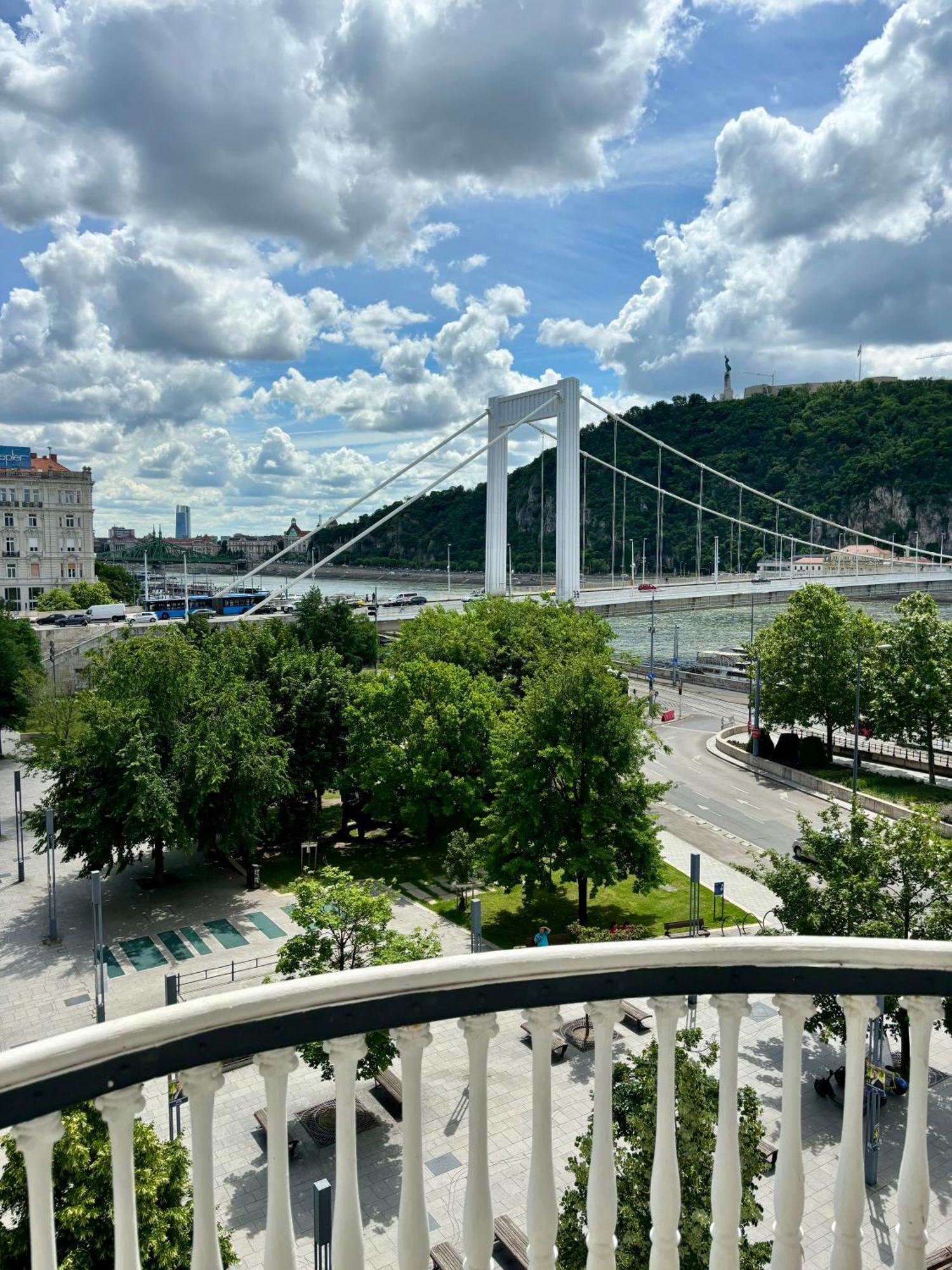 Budapest Riverfront Suite Exterior photo