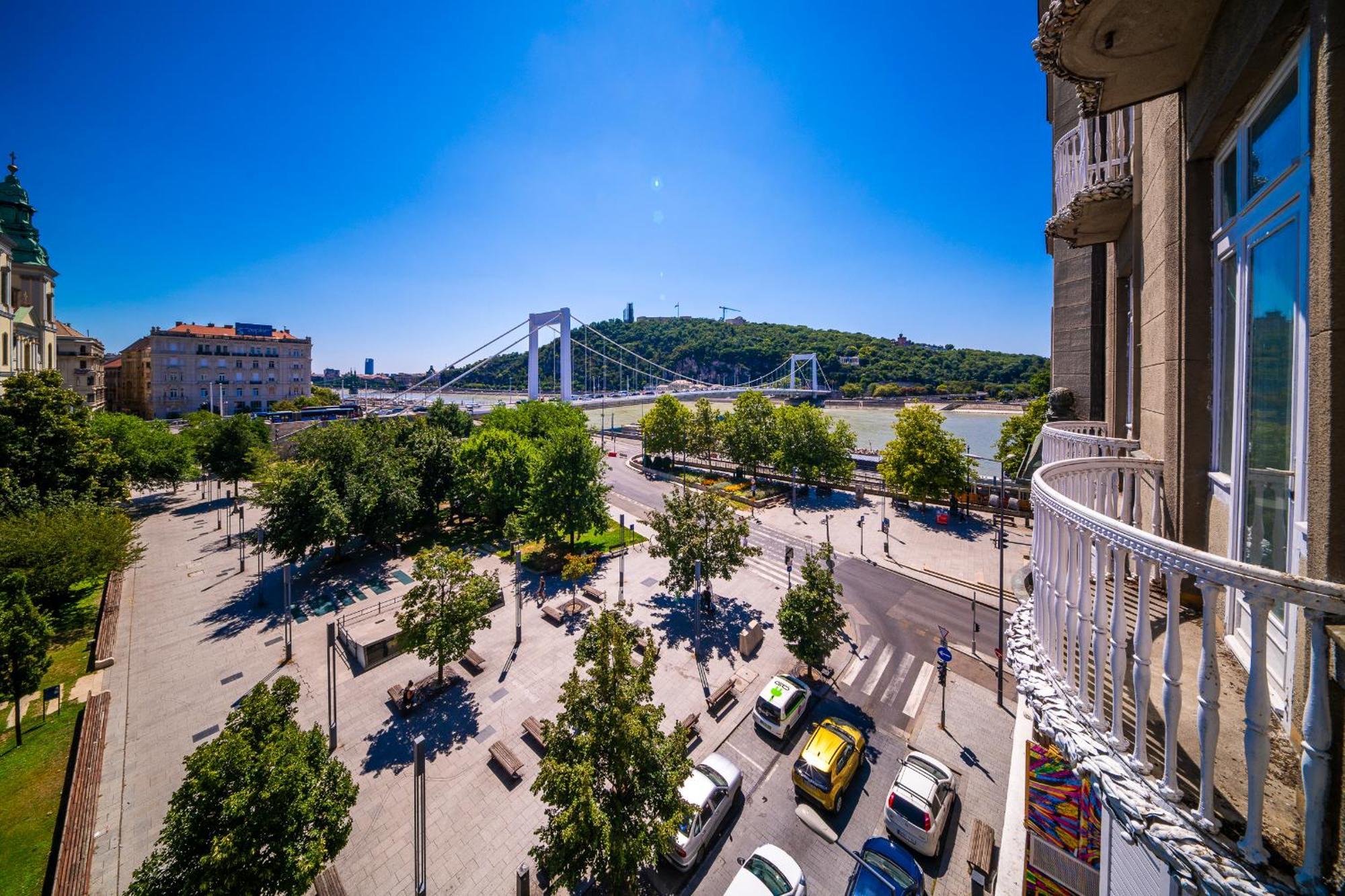 Budapest Riverfront Suite Exterior photo